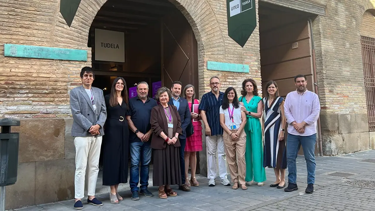 Autoridades y representantes institucionales participantes en el acto inaugural de la sexta edici&oacute;n del Congreso Navarro de Investigaci&oacute;n Joven Urania, celebrado en el Palacio del Marqu&eacute;s de San Adri&aacute;n de Tudela