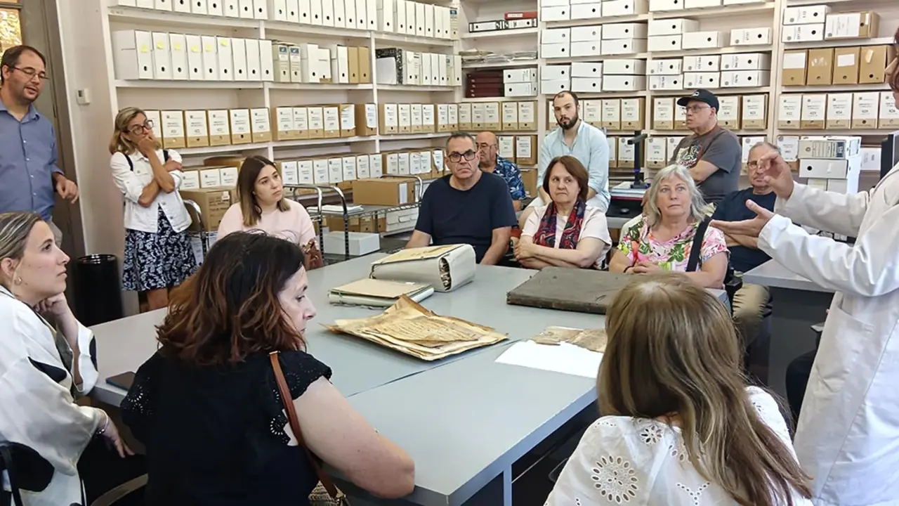 Medio centenar de personas descubre el Archivo Municipal de Tudela en visitas guiadas