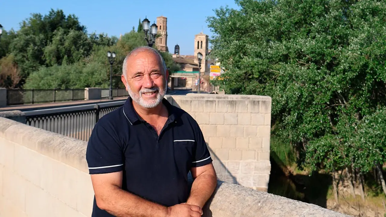 Jes&uacute;s &Aacute;lava Sesma, junto al puente del Ebro en Tudela, un lugar que considera clave en la historia de la huerta de la ciudad