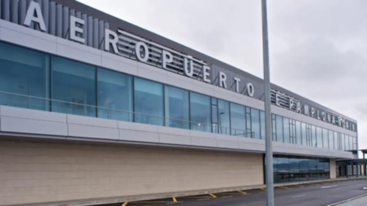 Archivo - Aeropuerto de Pamplona.