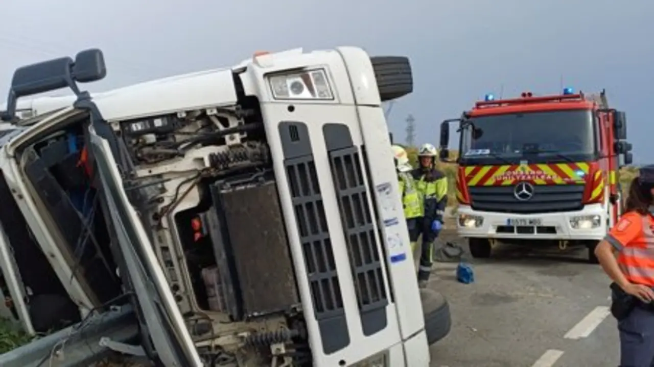 Un cami&oacute;n vuelca en la N-113 en Valtierra.