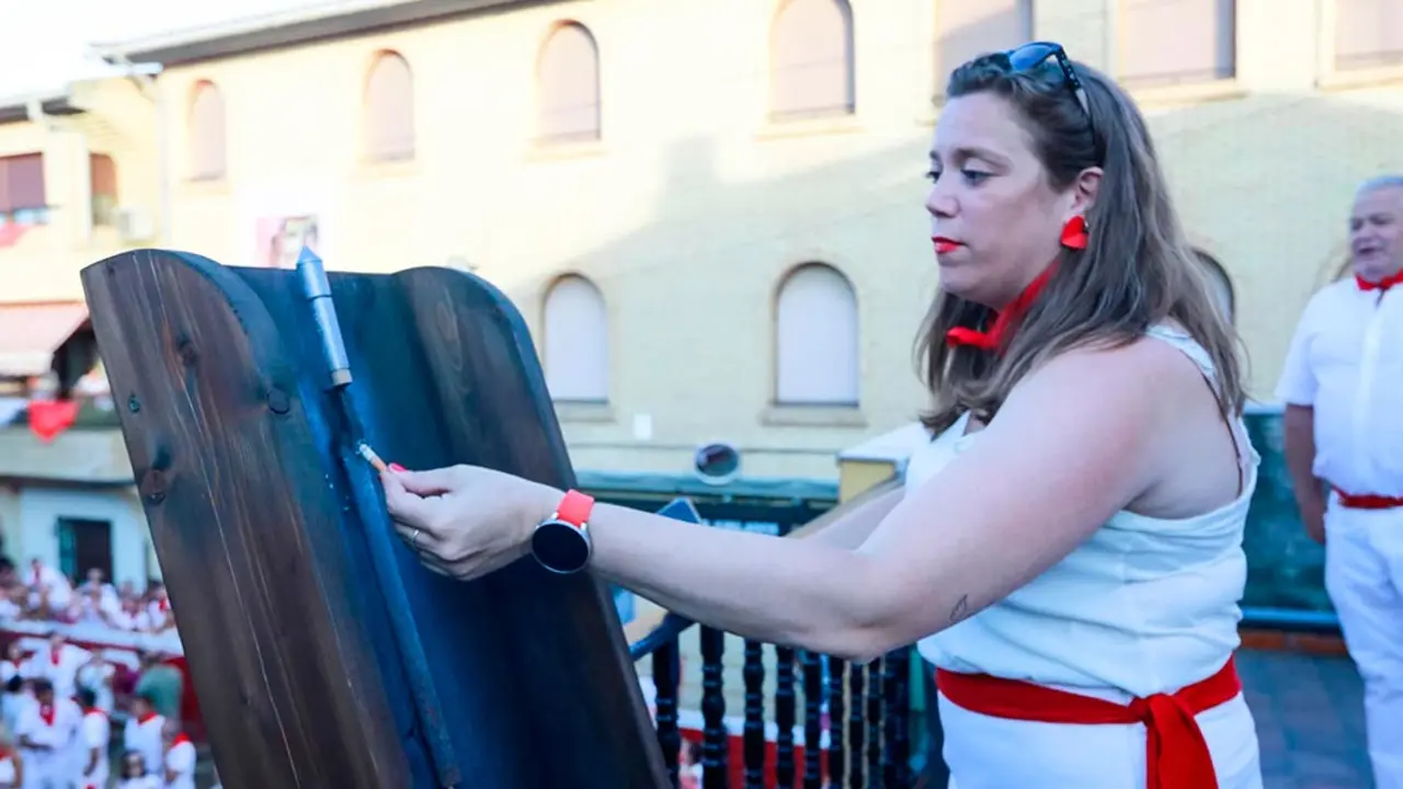 Mar&iacute;a Preciado Cambra, concejala de festejos de Cadreita, durante el lanzamiento del cohete en el inicio de las fiestas de San Miguel en una edici&oacute;n anterior de las celebraciones locales