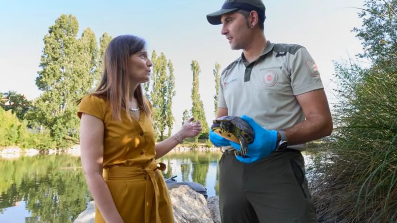 La directora general de Medio Ambiente, Ana Breta&ntilde;a, junto al t&eacute;cnico de Guarder&iacute;o de Medio Ambiente tras la demostraci&oacute;n de captura de gal&aacute;pagos en el lago de Mendillorri