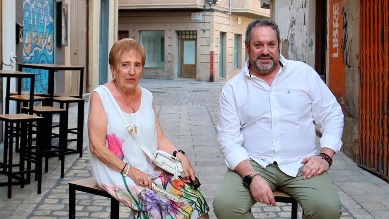 Marcos Milagro Miram&oacute;n y Mari Carmen P&eacute;rez Casas, durante el acto de la Pe&ntilde;a Moskera en el que han sido reconocidos en Tudela como Tabernero Popular 2026 y Abuela de Tudela 2026 respectivamente