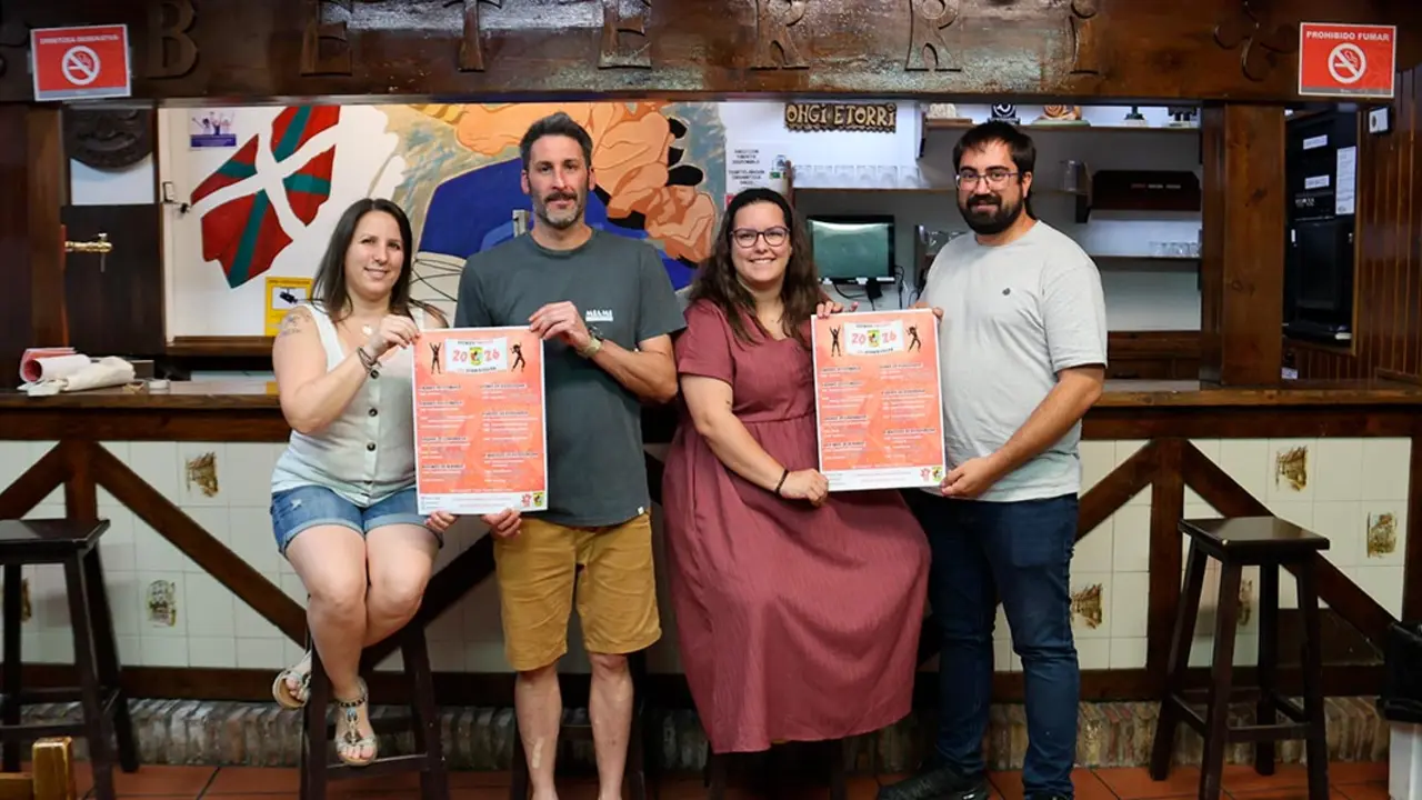 Miembros de la Junta de la Pe&ntilde;a Beterri durante la rueda de prensa en la que han presentado la programaci&oacute;n para las fiestas de Tudela 2026