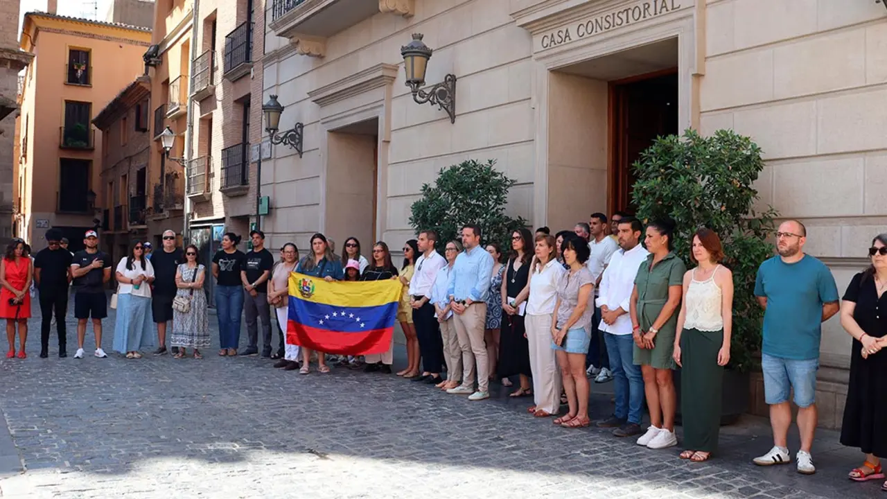 Minuto de silencio a las puertas del Ayuntamiento de Tudela en solidaridad con las v&iacute;ctimas de los terremotos de Venezuela
