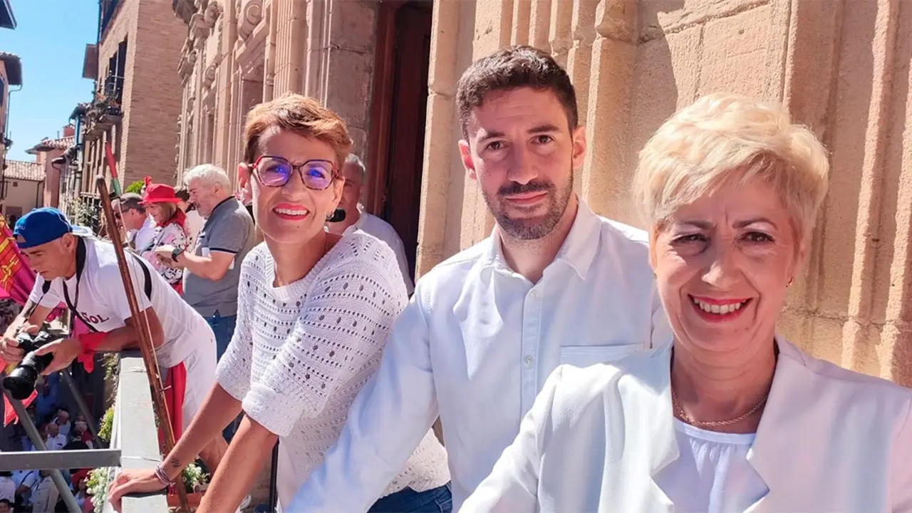 Yolanda Gonz&aacute;lez Garc&iacute;a, junto a otros representantes institucionales, durante el cohete de las fiestas de Viana del pasado a&ntilde;o