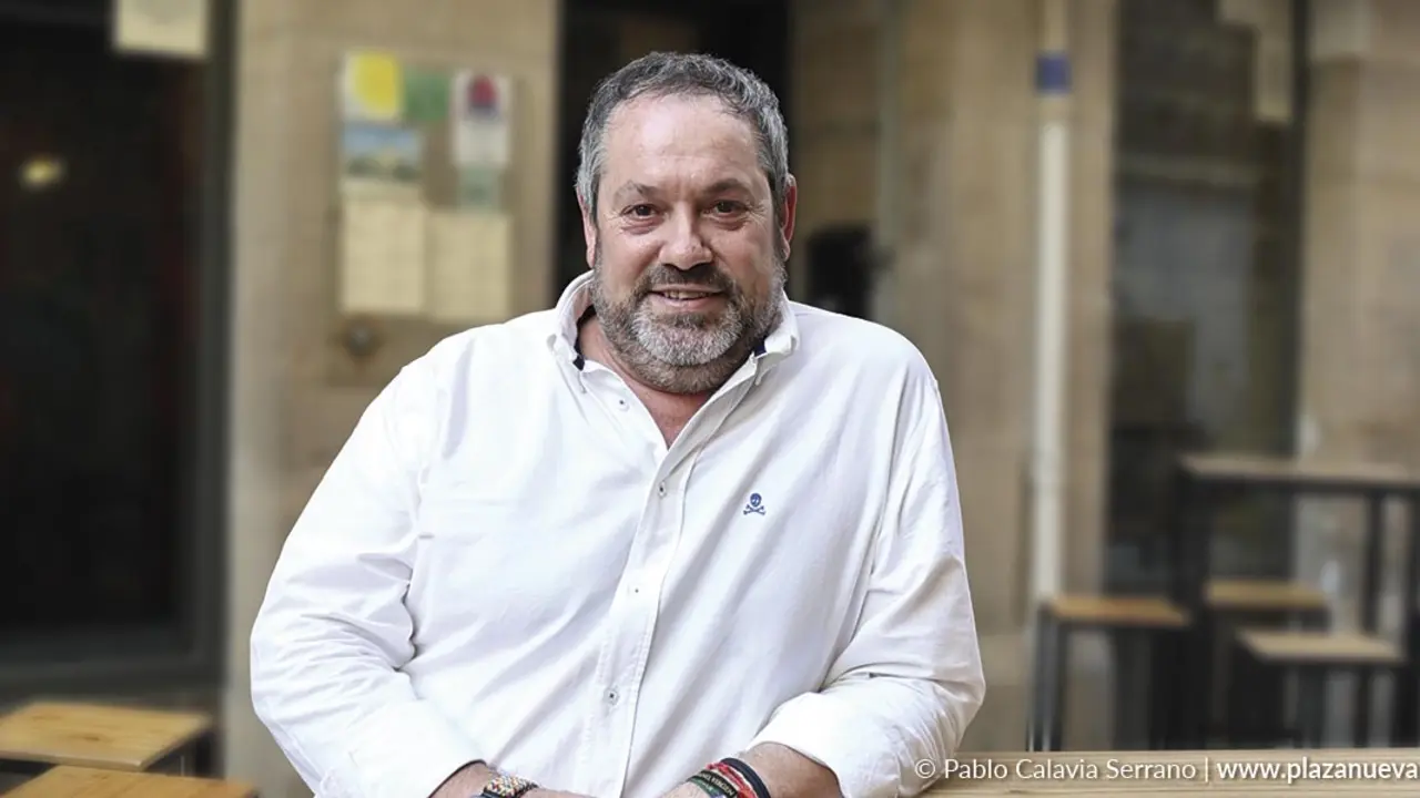 Marcos Milagro Miramón frente a su bar La Catedral
