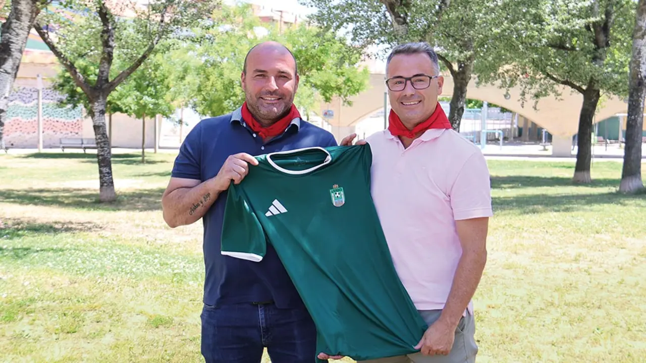 De izquierda a derecha, &Oacute;scar Munilla, coordinador del f&uacute;tbol femenino del CD Lourdes, y Diego Asa, presidente del club