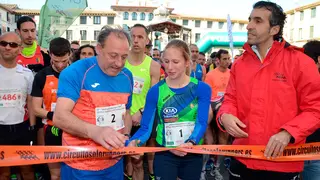 Estela Navascu&eacute;s, junto a Mart&iacute;n Fiz, corta la cinta de la carrera que lleva su nombre