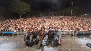 Izal sobre el escenario del Navarra Sur Festival y con el p&uacute;blico a reventar