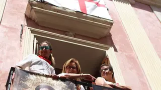 Los balcones se engalanan para ver a la Patrona