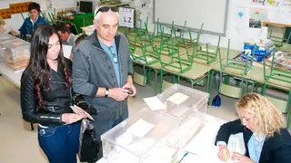 Votando en el Colegio Elvira Espa&ntilde;a en las elecciones del 2015