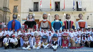 Comparsa de Gigantes - Integrantes de la comparsa, junto a sus inseparables gaiteros y txistularis