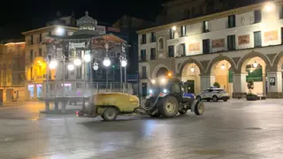 Fumigando la Plaza Nueva de Tudela