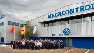 Fachada con personal Mecacontrol