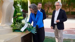 Maite Pagaza realizando una ofrenda floral en el Monumento a las V&iacute;ctimas del Terrorismo del Paseo del Queiles