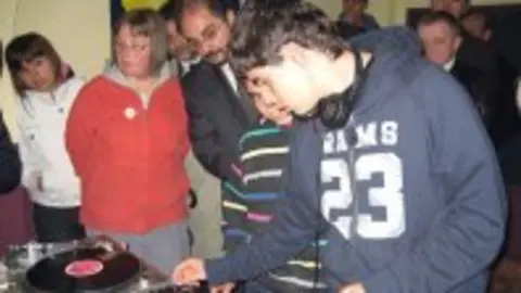 1239087743.jpg