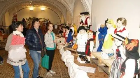 Portada-4-Exposici&oacute;n-Indumentarias-tradicionales-Grupo-de-Danzas-1069-300x225.jpg