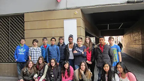 6-Alumnado-del-IES-Valle-del-Ebro-en-la-puerta-del-Museo-Muñoz-Sola-1069.jpg
