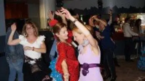 26-Fiesta-rociera-en-Fusti&ntilde;ana-mujeres-1070-199x300.jpg