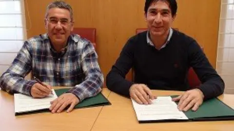 14-Firma-convenio-piscinas-Rincón-1070-300x225.jpg