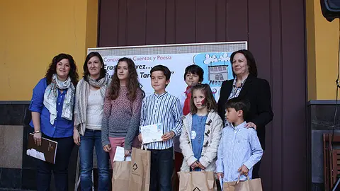 8-Ganadores-concurso-cuentos-junto-con-Tecnicos-FTM-y-Jurado-del-concurso-1074.jpg