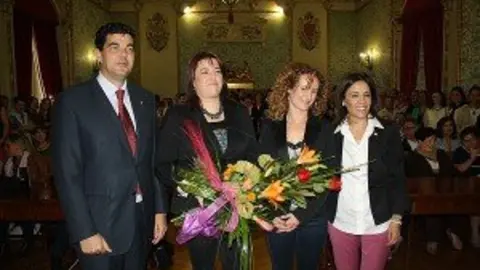 9-Recepci&oacute;n-grupo-de-Danzas-Ayuntamiento-2-1077-300x200.jpg