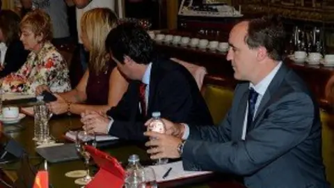 El-consejero-Esparza-a-la-derecha-durante-la-reuni&oacute;n-celebrada-hoy-en-Madrid-300x204.jpg