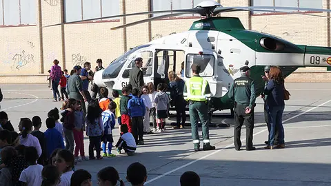 26-Exhibici&oacute;n-Guardia-Civil-en-el-colegio-helic&oacute;ptero-1087.jpg