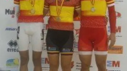 17-David-Orgambide-con-el-maillot-y-la-medalla-de-oro-en-Keirin-1089-200x300.jpg
