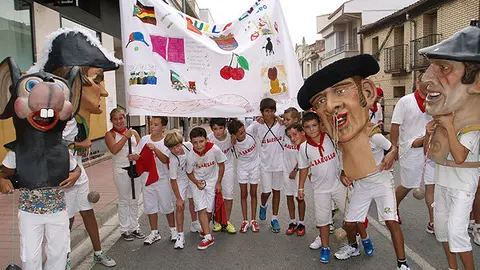 13-MILAGRO-Chicos-con-la-pancarta-1091.jpg