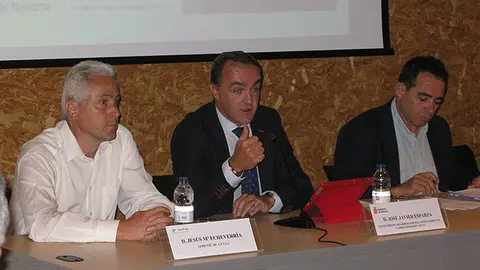 24-Esparza-flanqueado-por-Jes&uacute;s-M&ordf;-Echeverr&iacute;a-i.-e-Ignacio-Gumege-d.-en-la-jornada-del-INTIA-1091.jpg
