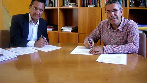 9-Firma-entre-Esteban-Prada-y-el-consejero-Antonino-Burgos-1095.jpg