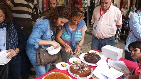 30-Bizcocho-solidario-cortando-1096.jpg