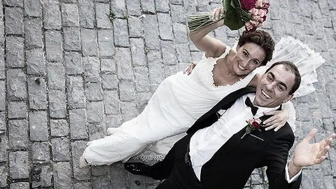 Unos novios disfrutan de su boda