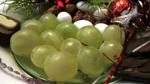 39-Las-12-uvas-de-la-suerte-esperan-siempre-en-Fin-de-A&ntilde;o-1105.jpg