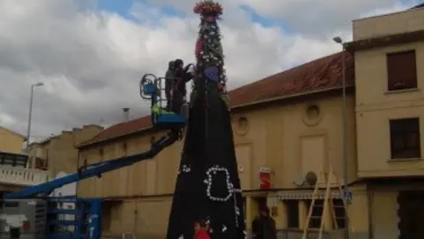 21-Montando-&aacute;rbol-reciclado-en-Falces.jpg