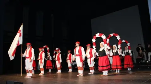 6-Grupo-Danzas-Espect&aacute;culo-Actuaci&oacute;n-del-50-aniversario-en-el-Gaztambide-1107.jpg