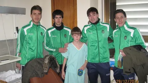 31-CD-Lourdes-reparte-regalos-Hospital-1108.jpg