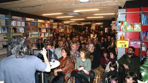7-Presentaci&oacute;n-del-libro-fotogr&aacute;fico-Durmiendo-con-Lobos-de-Andoni-Canela-1108.jpg