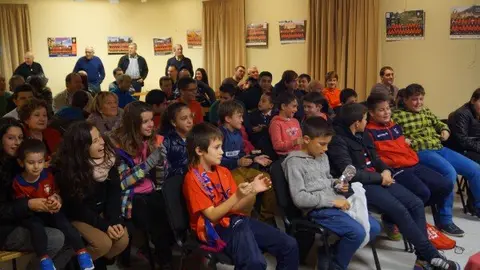 30-Pe&ntilde;a-Osasunista-de-Fusti&ntilde;ana-homenaje-a-Patxi-Pu&ntilde;al-ni&ntilde;os-1109.jpg