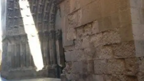 3-Mal-estado-de-la-Catedral-1111-e1422983053246-225x300.jpg