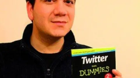 9-Javier-Guembe-con-su-libro-Twitter-para-Dummies-1113-276x300.jpg