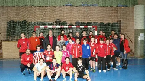 12-Juan&oacute;n-de-la-Puente-con-jugadores-y-t&eacute;cnicos-del-BM-Bardenas-1114.jpg