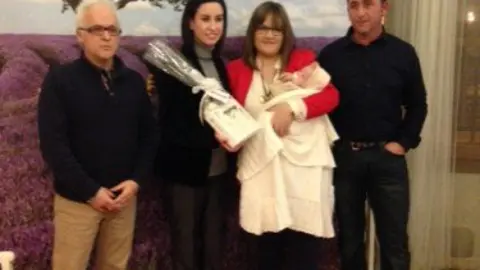 31-Entrega-cesta-al-primer-ni&ntilde;o-de-2015-1116.jpg