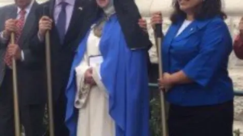 9-Sor-Mar&iacute;a-en-Texas-actriz-con-el-alcalde-1118-225x300.jpg