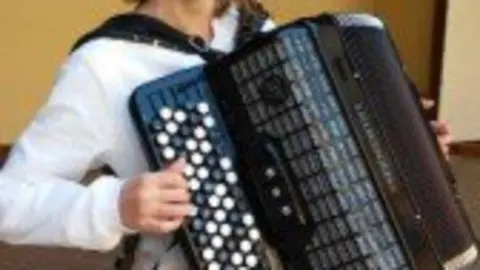 7-Premios-Fernando-Remacha-alumna-Carmen-Mart&iacute;nez-1123-168x300.jpg