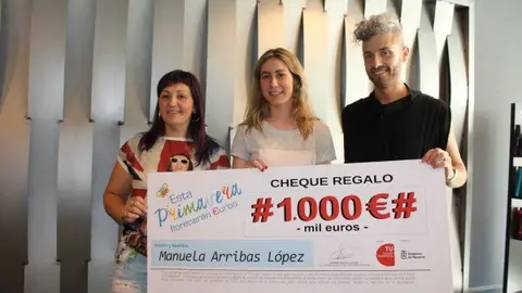 30-Manuela-Arribas-ganadora-cheque-Tudela-CIudad-Comercial-1129.jpg