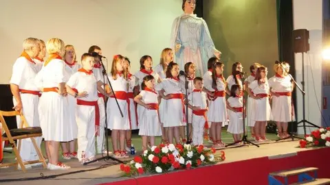 9-Escuela-de-Jotas-Fusti&ntilde;ana-grupo-cantando-1129.jpg